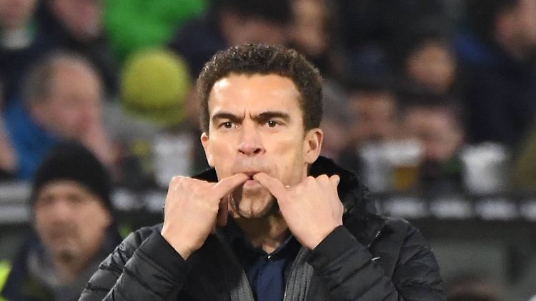 Alles Pfeifen hilft nichts: Ohnmächtig muss Valérien Ismaël zusehen, wie seine Mannschaft verliert.