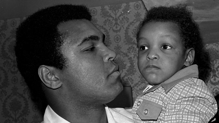 Muhammad Ali Jr. und sein Vater im Jahr 1975.