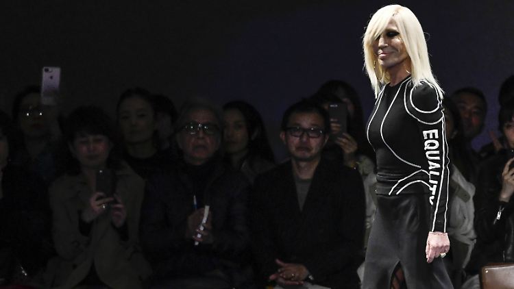 Auch Designerin Donatella Versace trägt Mode mit Schriftzug: An ihrem Arm ist das Wort "Equality" (Gleichberechtigung) zu sehen.