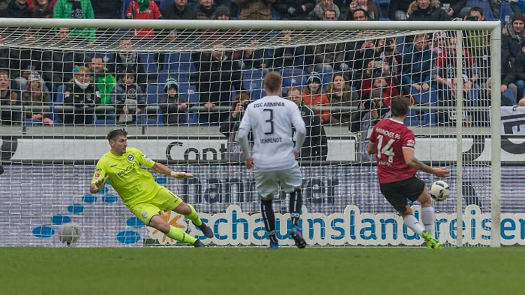 Hannovers Martin Harnik glich per Elfmeter zum zwischenzeitlichen 1:1 gegen Bielefeld aus.