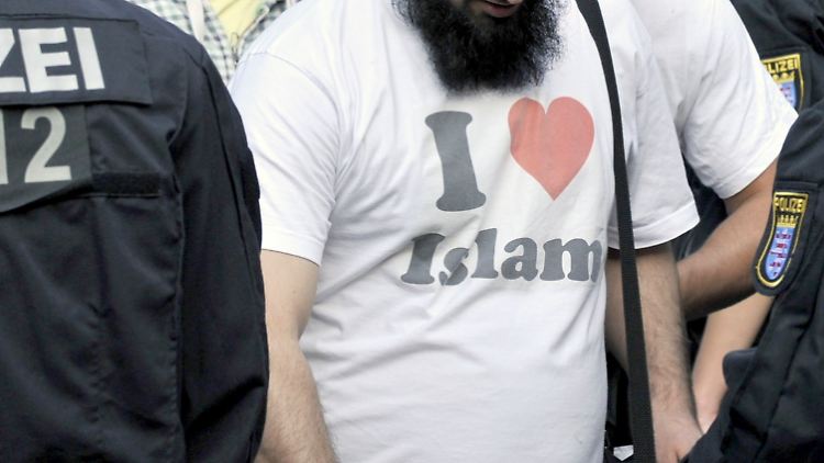 Eigentlich müssen Mitarbeiter einer Beratungsstelle gegen salafistische Radikalisierung ihre Neutralität wahren. Doch zwei Mitarbeitern in Hessen soll dies nicht gelungen sein.