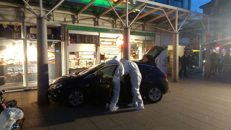 Ein Mann raste in eine Fußgängergruppe und verletzte mehrere Menschen. Das Auto soll ein Mietfahrzeug sein.