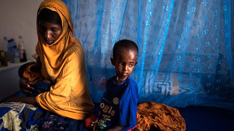 Eine Frau sitzt mit ihren zwei Töchtern in einer Klinik in Garowe, der Hauptstadt der Region Puntland in Somalia.
