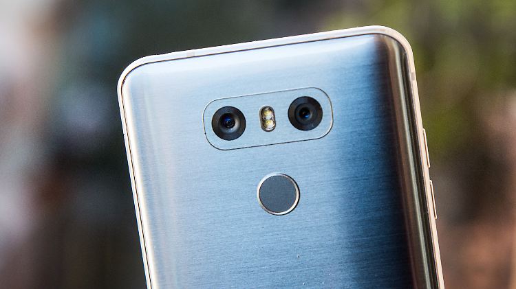 Das LG G6 hat auf der gläsernen Rückseite eine Doppelkamera.