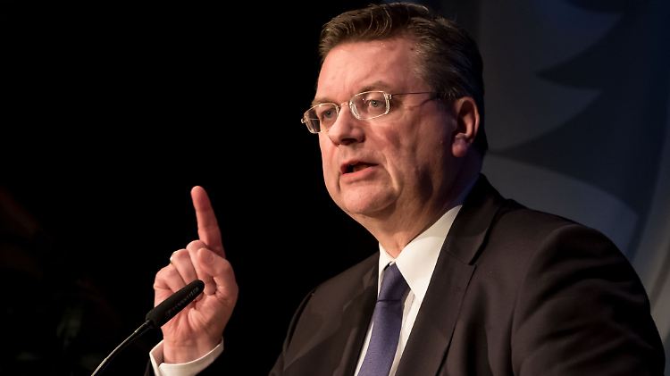 DFB-Boss Reinhard Grindel bringt seine Vorgänger an der DFB-Spitze in Bedrängnis.