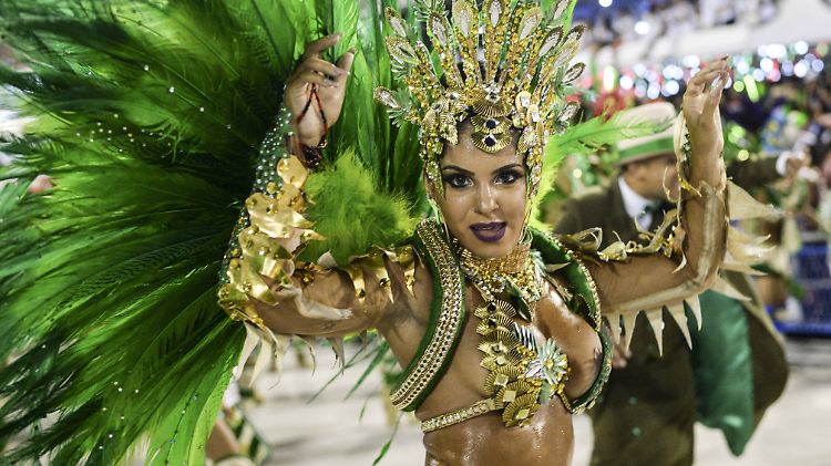 Knappe Kostüme und viel nackte Haut: Der Karneval am Zuckerhut.