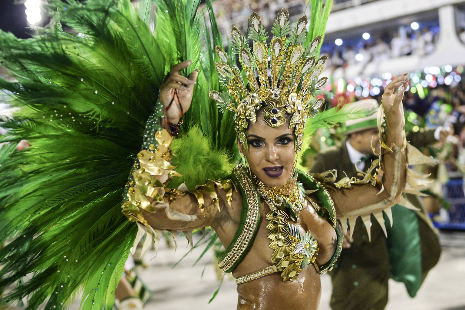 Es war, als stünde der Karneval in Rio de Janeiro, sonst doch Inbegriff der Lebensfreude und des unbeschwerten Feierns, ...