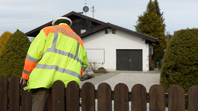 In einem Weiler in Oberbayern macht die Polizei in einem Einfamilienhaus eine grausige Entdeckung.