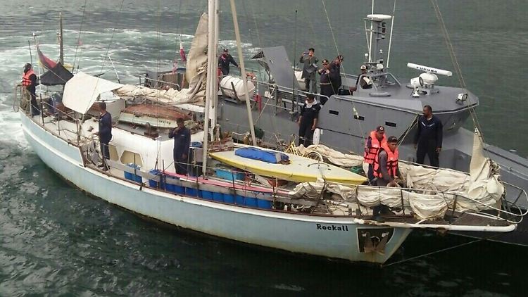 Das Paar war während einer Segeltour angegriffen worden. Hier sind Soldaten an Bord der Yacht zu sehen.