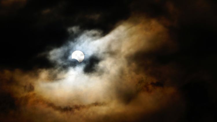 Wolken schieben sich in Pueto Aysen, Chile, vor die Sonnenfinsternis.