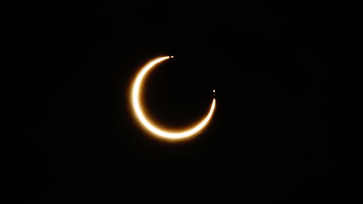 Der Mond schob sich vor die Sonne, dass nur noch ein Lichtring zu sehen war. Diese Aufnahme stammt aus Puerto Aysen (Chile).