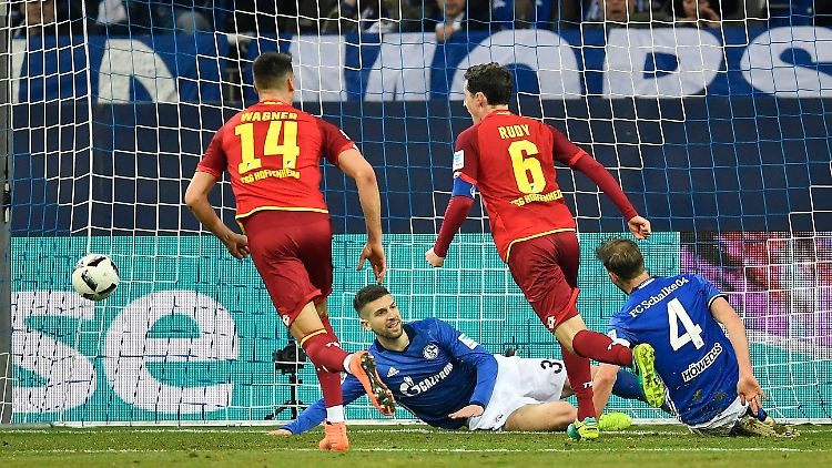 Kurz vor Schluss nutzt Sebastian Rudy dann doch noch eine der Chancen aus der Flut an hochkarätigen Torgelegenheiten für Hoffenheim.