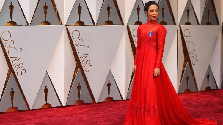 Ruth Negga stellt mit der blauen Schleife an ihrem Kleid klar, wo sie steht.