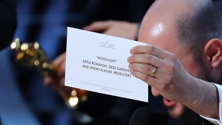 Tatsächlich: "Moonlight" steht auf dem Zettel, den Warren Beatty falsch vorliest.