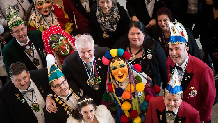 Für die CSU ist Aschermittwoch der Höhepunkt des politischen Faschings. Hier empfängt Horst Seehofer bayerische Karnevals-, Faschings- und Fastnachtsverbände zum "Unsinnigen Donnerstag" in der Staatskanzlei.