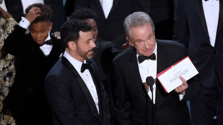 Moderator Jimmy Kimmel und Warren Beatty versuchen noch auf der Bühne, den Fehler aufzuklären.