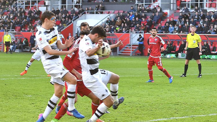 "Der Ball geht mir an die Brust und dann reflexartig an die Hand": Lars Stinl.