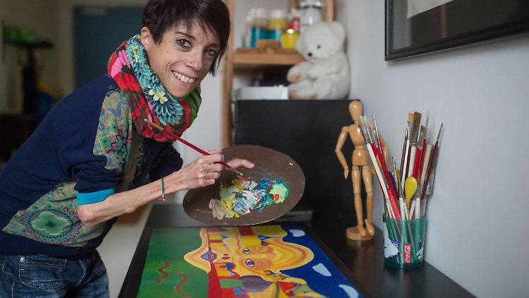 Als Concetta Tatti drei Jahre alt war, bekam sie Juvenile Dermatomyositis. Die Erwachsenenmedizin hat kaum Erfahrung mit Fällen wie ihrem. 15 Assistentinnen kümmern sich schichtweise um sie.