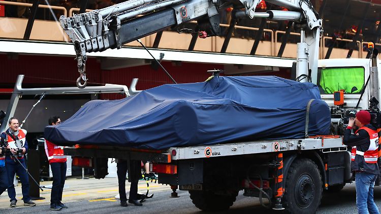 Der Red-Bull-Bolide wurde vor Blicken gut geschützt abtransportiert.