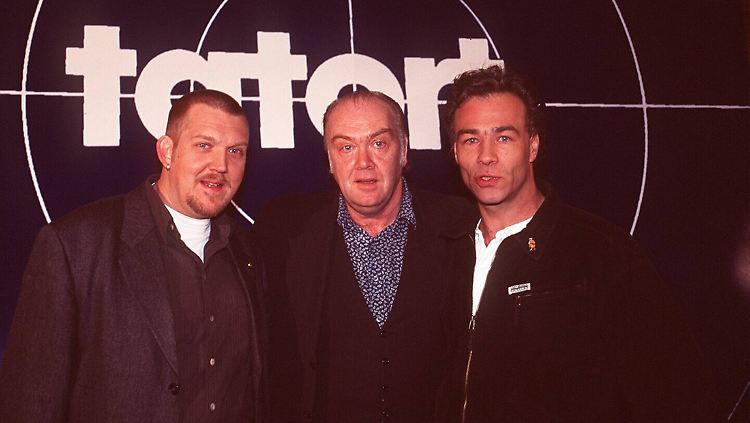 Die Herren links und rechts, Dietmar Bär und Klaus Behrendt, spielen noch heute im "Tatort". In den 90er-Jahren sah man sie an der Seite von Martin Lüttge.
