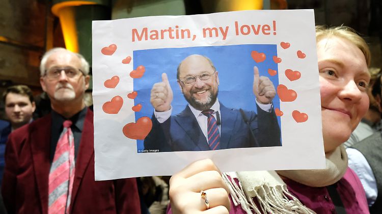 Bei einer Parteiveranstaltung in Leipzig wird Martin Schulz besonders herzlich empfangen.
