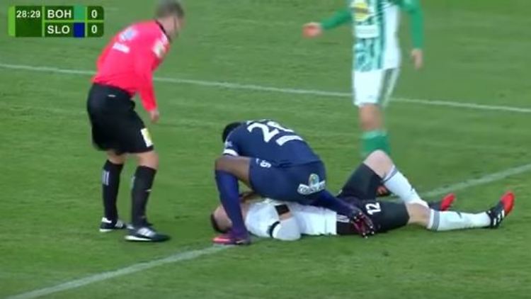 Francis Koné zieht seinem Gegenspieler die Zunge aus dem Rachen.