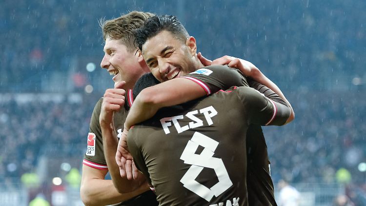 Bulballa und Dudziak feiern den Dreifachtorschützen Bouhaddouz (Mitte).
