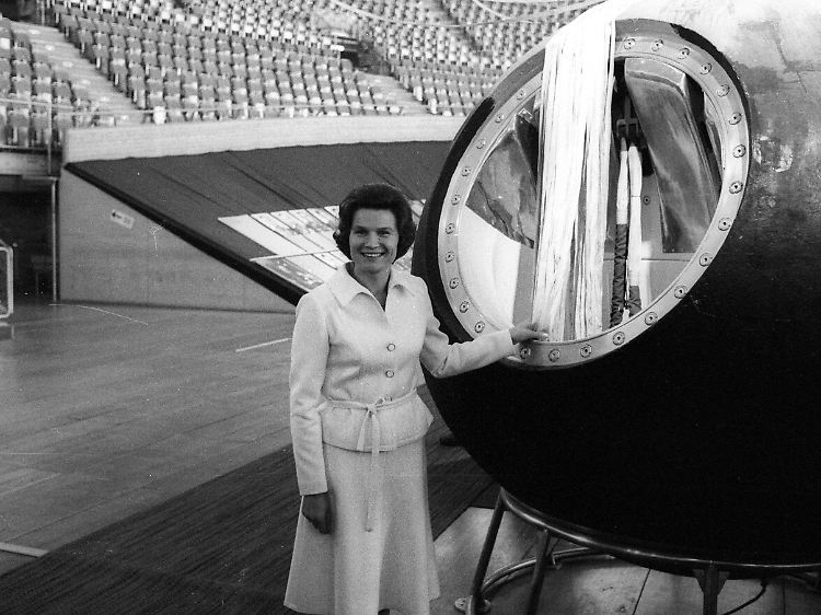 1975 besuchte Tereschkowa die Weltraum-Ausstellung in München; hier neben einer Raumkapsel.