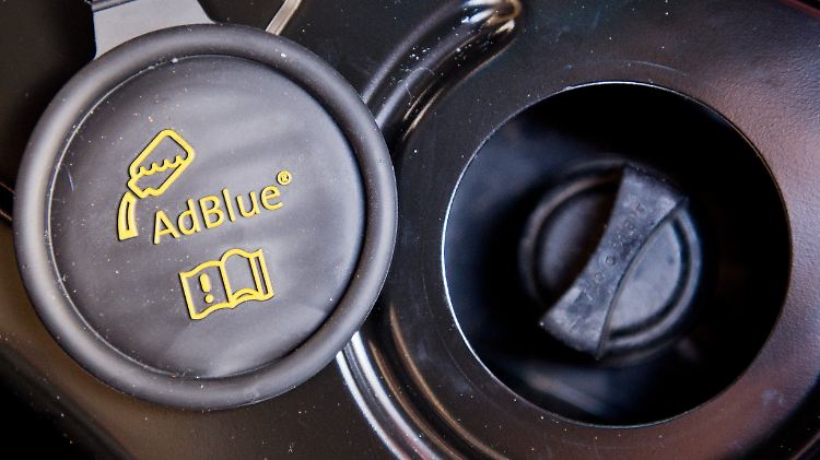 Autos mit veralteter Abgasnorm müssten mit Katalysator und einem Tank für Harnstoff (AdBlue) nachgerüstet werden.