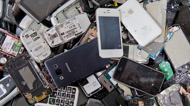 Handys und Smartphones landen oft auf dem Elektromüll - sinnvoller wäre es, Einzelteile wiederzuverwenden.