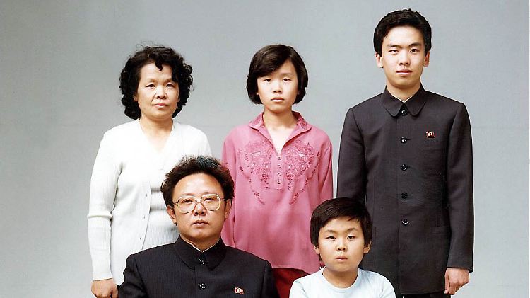 Der ältere Halbbruder von Kim Jong Un sitzt hier auf der Bank neben seinem Vater Kim Jong Il.