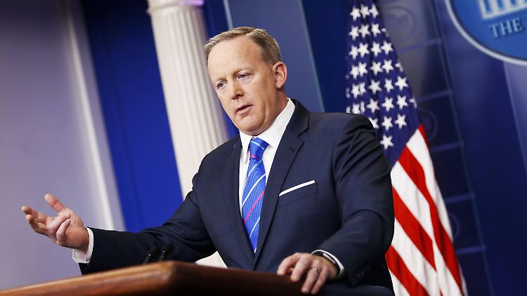 Sean Spicer, der Sprecher des US-Präsidenten, schwächt die Abhörvorwürfe gegen Obama ab.