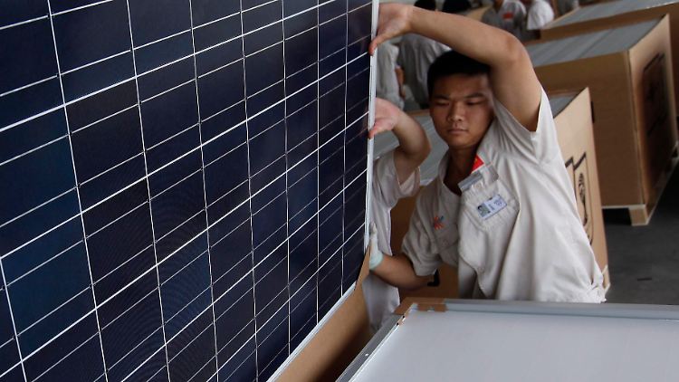 Ein Solarmodul in einer chinesischen Fabrik in Baoding wird für den Versand vorbereitet.