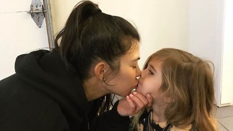 Die kleine Penelope hat ein Lippenpiercing, verkündet Kourtney Kardashian (l.). Aber stimmt das auch?