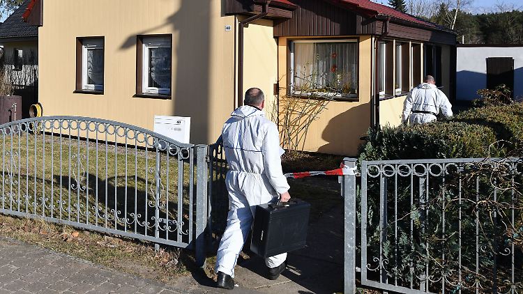Beamte untersuchen den Tatort.