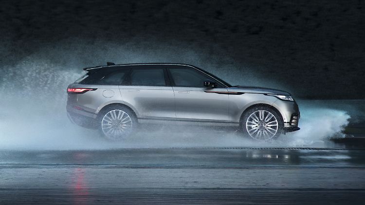 Ohne größere Sicken fährt der neue Range Rover Velar vor und reiht sich zwischen Evoque und Sport ein.