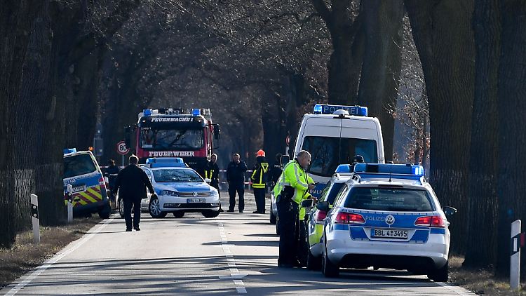 Die Beamten rollten ein Nagelbrett aus - der Flüchtende überfuhr die beiden Polizisten einfach.