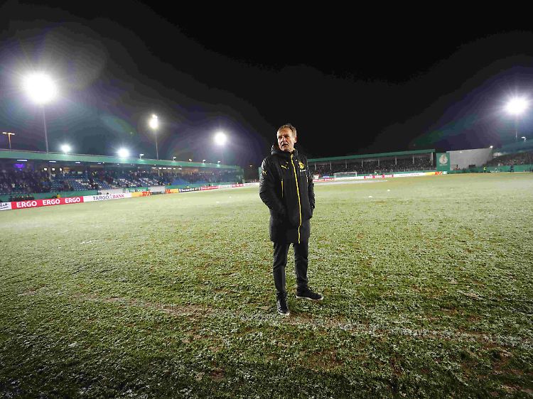 BVB-Geschäftsführer Hans-Joachim Watzke zweifelt, ob überhaupt in Lotte gespielt werden kann.