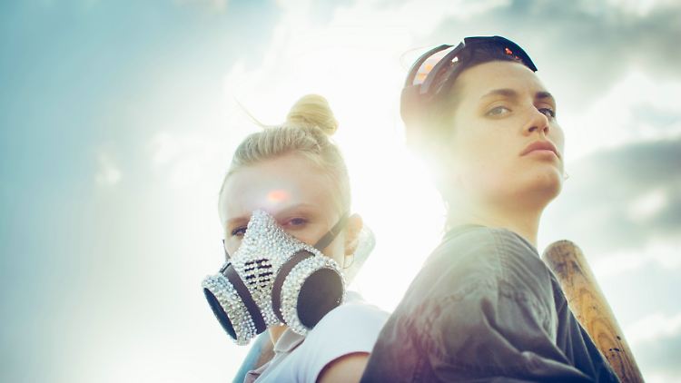 "Lass uns was machen! Bämm!" Maria Dragus als "Vanilla" und Ella Rumpf als "Tiger"