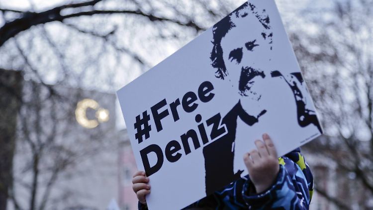Demonstranten in Berlin fordern die Freilassung von Yücel.