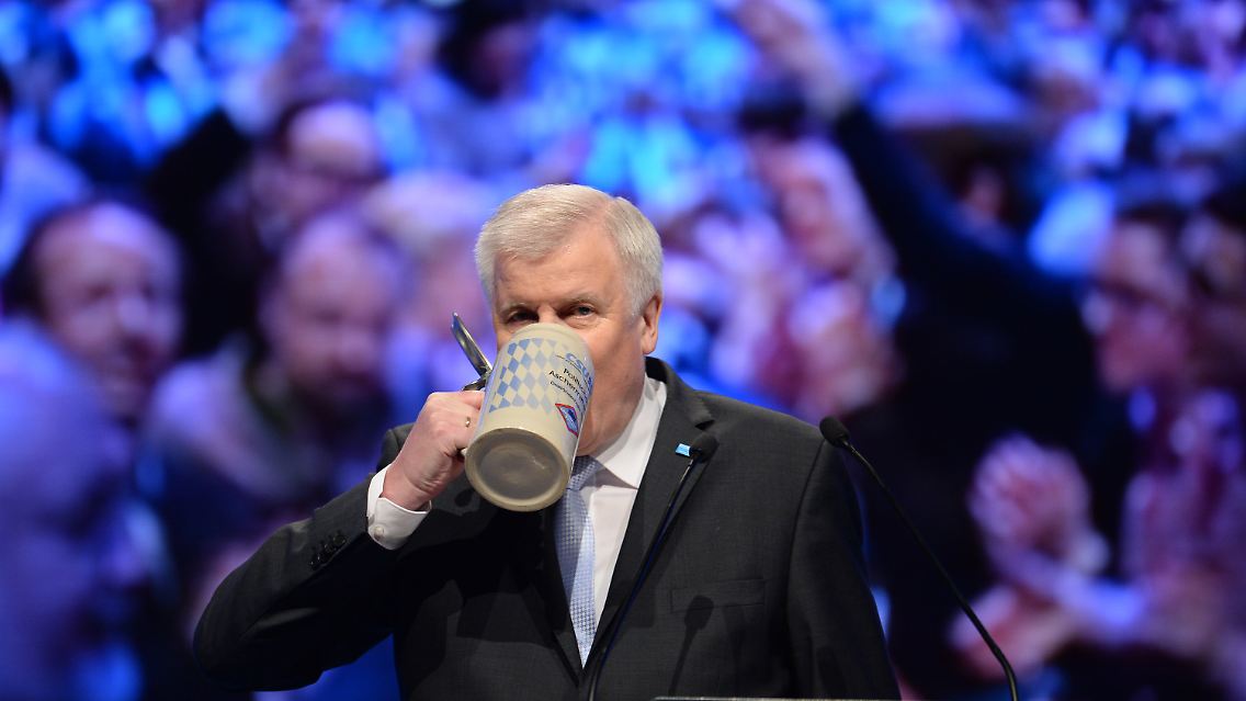 Etwas die Glottis geölt: Seehofer sorgt für temporäre stimmliche Geschmeidigkeit.