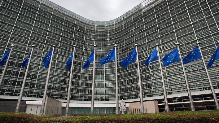 Fahnen wehen vor dem Gebäude der EU-Kommission in Brüssel.