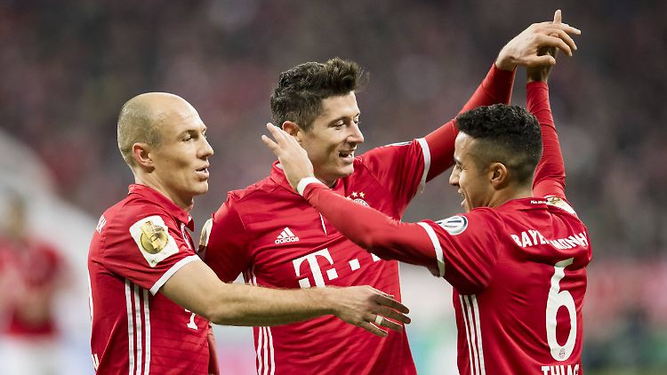 Sportliche Lebensversicherung des FC Bayern: Robert Lewandowski, hier mit Arjen Robben und Thiago.