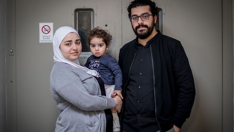 Chalid Rawas und seine Frau Abier Farhud sind zwei von sieben Syrern, die beim Generalbundesanwalt Strafanzeige gegen syrische Geheimdienstchefs erstattet haben. 