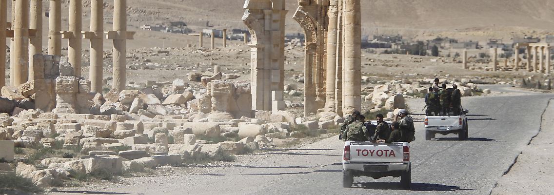 Syrische Soldaten fahren durch die antiken Stätten von Palmyra - oder dem, was der IS davon noch übrig gelassen hat.