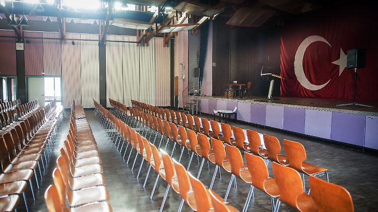 Die Bühne mit einer türkischen Fahne in der verschlossenen Festhalle in Gaggenau