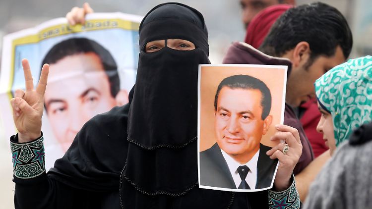 Eine Anhängerin von Husni Mubarak bejubelt den Freispruch des ägyptischen Ex-Präsidenten.