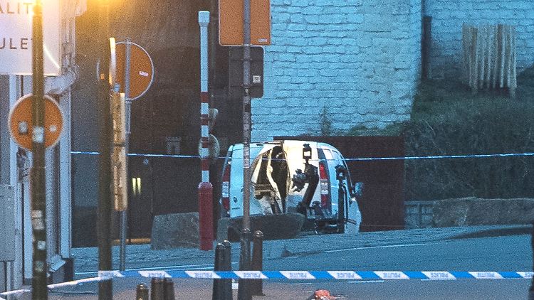 Roboter der Polizei öffnen in Brüssel die Hecktür des verdächtigen Kleintransporters.