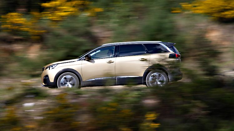 Der Peugeot 5008 möchte auch als SUV die Attribute eines Van behalten und versucht auf 4,64 Meter viel zu bieten.