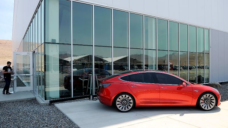 Die Tesla-Limousine Model 3 soll ein Solardach erhalten. Die Investoren haben allen Grund, sich für jedes Detail zu interessieren.